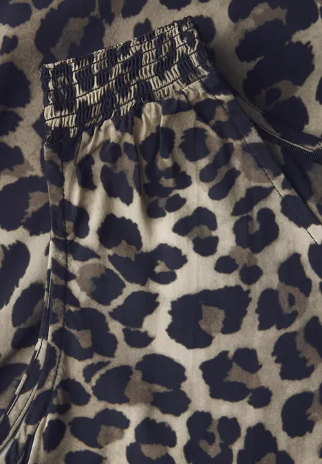 Hose mit Leopardenmuster und elastischem Bund.